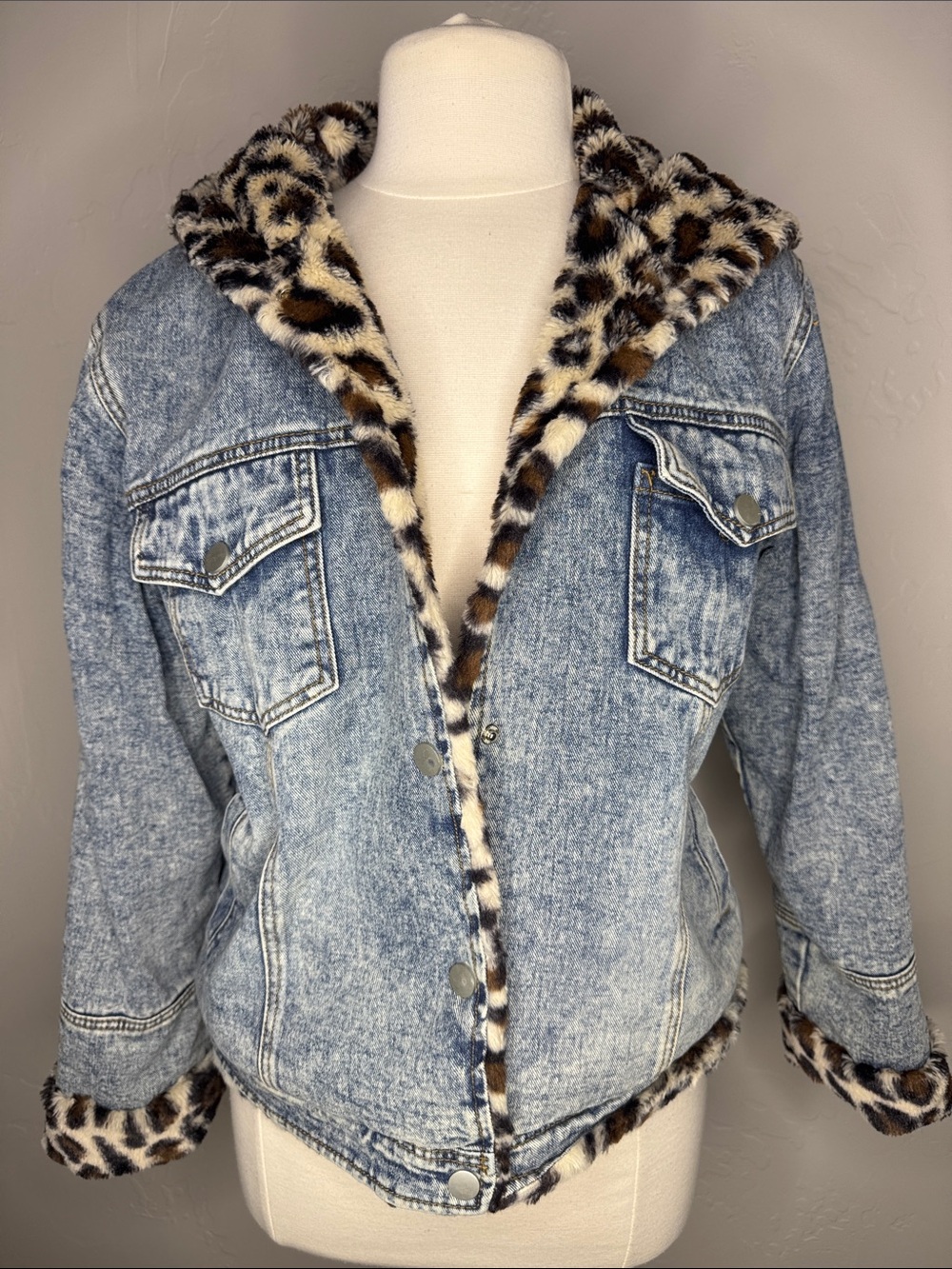 Veveret Light Blue Denim Jacket with Leopard Faux-Fur Trim Tagged S also fits M